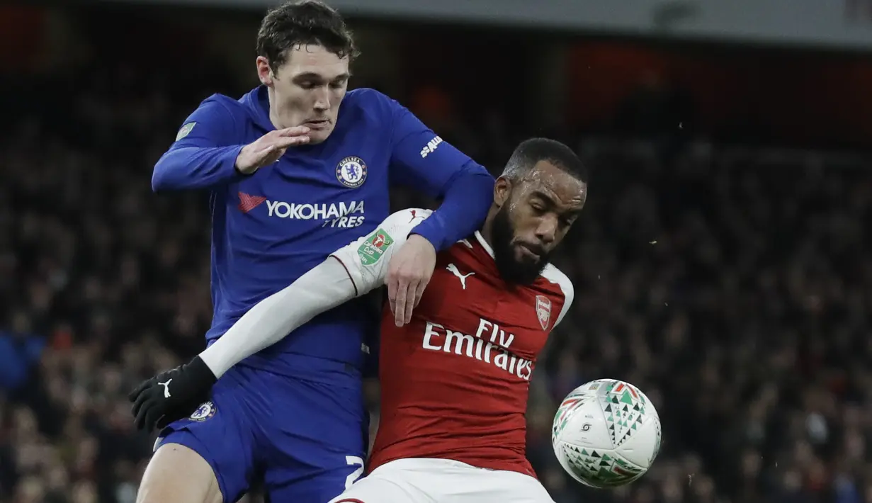 Pemain Arsenal, Alexandre Lacazette (kanan) mengamankan bola dari kejaran pemain Chelsea, Andreas Christensen pada laga semifinal Piala Liga Inggirs di Emirates stadium, London, (24/1/2018). Arsenal menang 2-1. (AP/Matt Dunham)