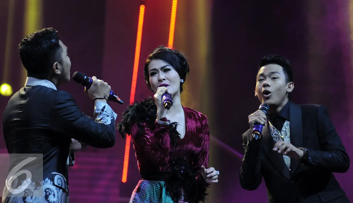 Pedangdut, Iis Dahlia menyanyikan lagu di Panggung Kemenangan D Academy 3 di Studio 5 Indosiar, Jakarta, Jumat (27/8). Panggung Kemenangan D Academy 3 mempertemukan finalis asal Majene, Ical dan Weni dari Pontianak. (Liputan6.com/Helmi Fithriansyah)