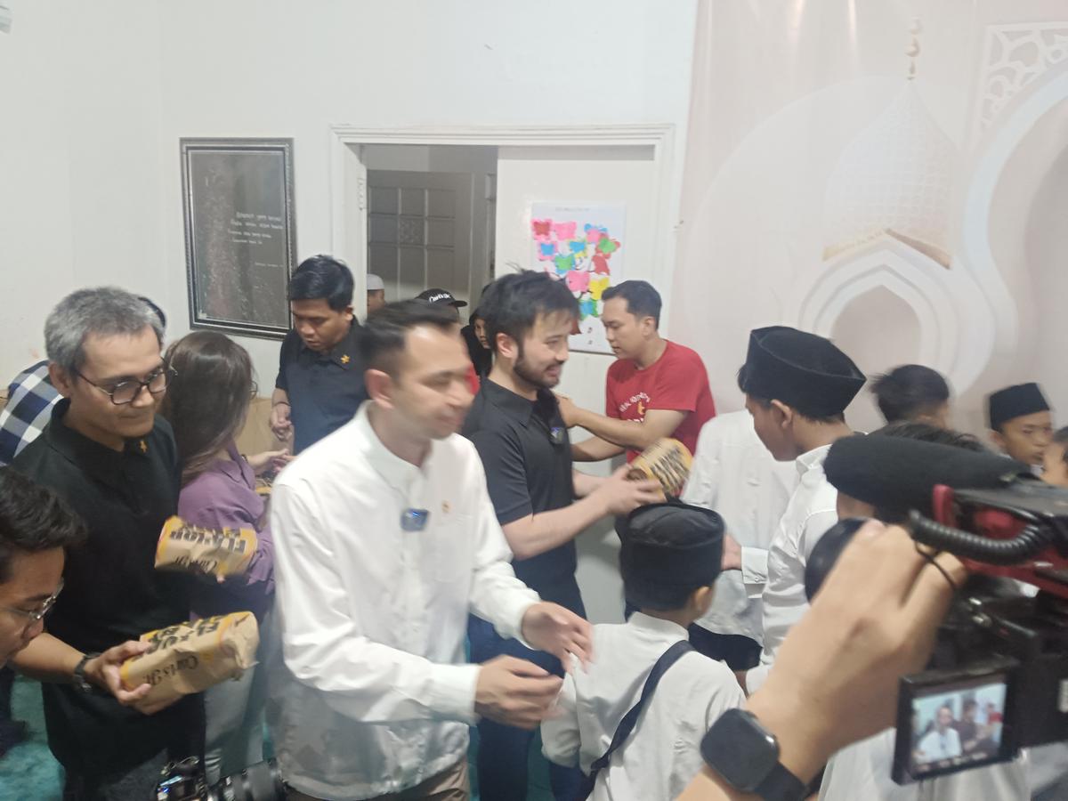 Raffi Ahmad dan Rudy Salim Bagikan 650 Burger ke Panti Asuhan, Ajak Anak-Anak Bermimpi Besar