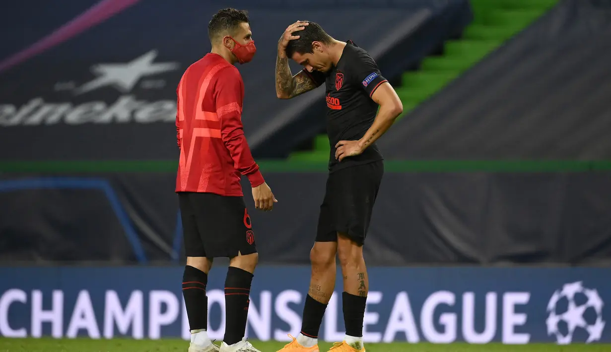 Pemain Atletico Madrid, Koke, tampak lesu usai dikalahkan RB Leipzig pada perempat final Liga Champions 2019/2020 di Estadio Jose Alvalade, Jumat (14/8/2020) dini hari WIB. Atletico Madrid kalah 1-2 atas RB Leipzig. (AFP/Lluis Gene/pool)
