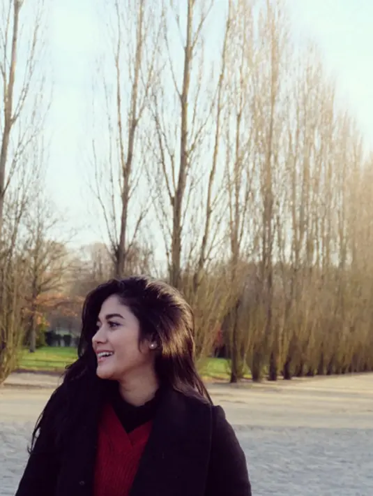 Senyuman kebahagiaan yang terpancar dari raut wajah Naysilla Mirdad. Ia sangat menikmati pemandangan indah di kota Swiss. (viainstagram@naymirdad/Bintang.com)