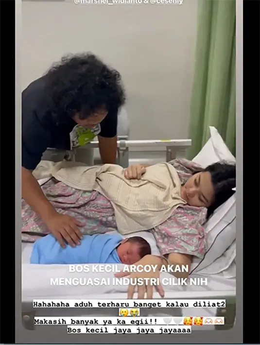 "Ini kabar gembira: Telah lahir seorang anak dengan sehat dan tidak kekurangan suatu apa pun juga. Bahagiaaaa…. dan semoga kebahagiaan yang lebih-lebih lagi bisa dirasakan dan dialami buah hati tercintaku ini di dalam kehidupannya. Ini suatu kehormatan. Dengan segenap hati dan jiwa akan kujaga, kurawat, dan aku sayangi." sambung Marshel. [Instagram/ceseniy]