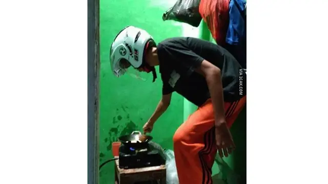 Safety First, Ini 6 Aksi Kocak Bapak-Bapak saat Masak Pakai Helm