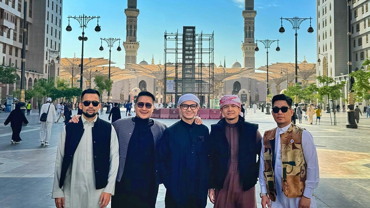 7 Potret Teuku Wisnu, Rizal Armada Hingga Arie Untung Foto Bareng di Gurun - Pakai Sorban, Bak Boyband Bikin Cover Album