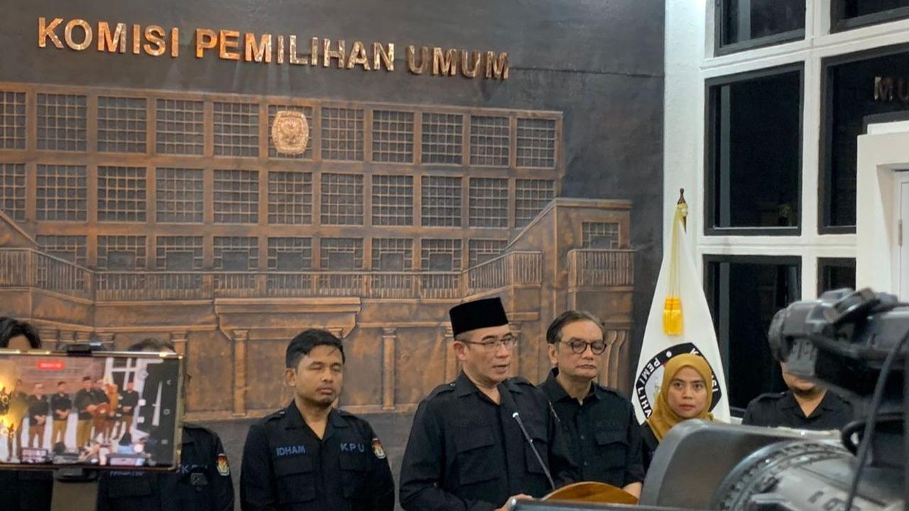 Hasyim menjelaskan, rapat yang digelar nanti malam akan mengumpulkan ketua hingga anggota divisi hukum KPU RI.<br>