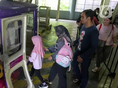 Pengunjung antre untuk menikmati fasilitas wahana kereta gantung di Taman Mini Indonesia Indah (TMII), Jakarta, Senin (12/5/2025). (Liputan6.com/Herman Zakharia)