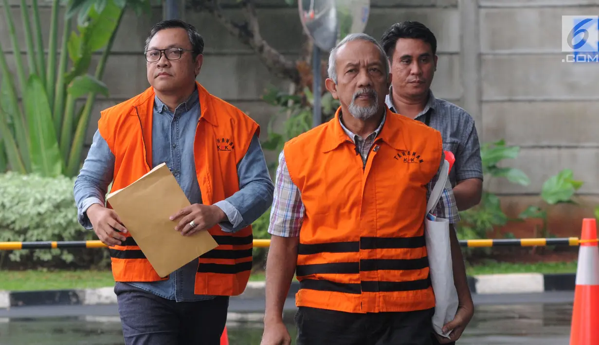 Bupati Pakpak Bharat Remigo Yolanda Berutu (kiri) dan Anggota DPRD Sumut Enda Mora Lubis (kanan) tiba di Gedung KPK, Jakarta, Kamis (29/11). Remigo diduga menerima suap Rp 550 juta terkait proyek di Dinas PUPR Pakpak Bharat. (Merdeka.com/Dwi Narwoko)