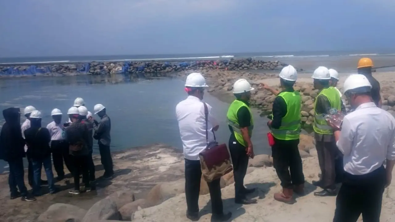 Manajemen PLTU melakukan pemeriksaan baku mutu air di lokasi pembuangan Limbah. (Foto: Liputan6.com/Yuliardi Hardjo)