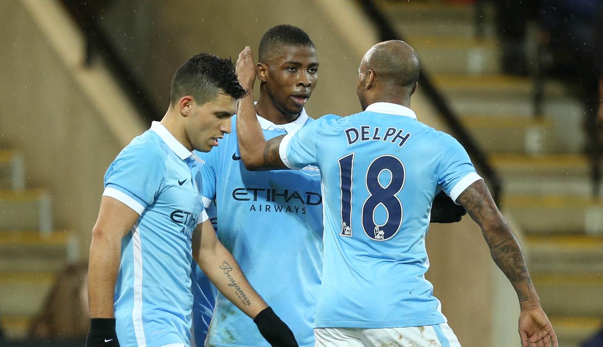 Para pemain Manchester City, Kelechi Iheanacho,Fabian Delph dan Sergio Aguero merayakan gol ke gawang Norwich City pada laga Babak ketiga Piala FA di Stadion Carrow Road, Norwich, Sabtu (9/1/2016).  (Reuters/Alex Morton)