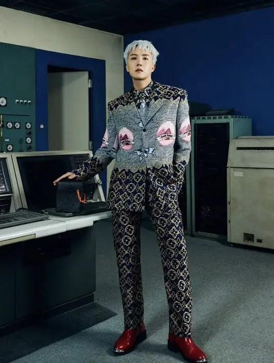 Dan Jhope mengenakan suit bermotif logo khas LV. (Louis Vuitton)