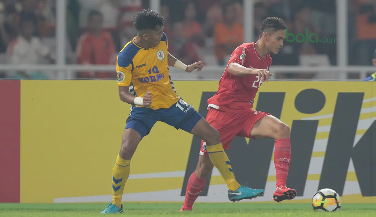 Rezaldi Hehanussa mengecoh pemain Tampines Rovers, Khairul Amri (kiri) pada laga grup H Piala AFC 2018 di Stadion Utama GBK, Senayan, Jakarta (28/2/2018). Persija menang 4-1. (Bola.com/Nick Hanoatubun)