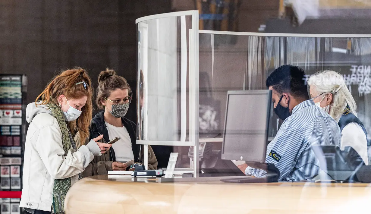 Dua wanita terlihat di bagian penerimaan pengunjung Museum Sejarah Jerman di Berlin, ibu kota Jerman, (18/5/2020). Menurut kesepakatan pemerintah federal dan negara-negara bagian di Jerman pada 30 April, museum dan galeri di negara tersebut dapat diakses kembali. (Xinhua/Binh Truong)