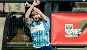 Selebrasi ala Cristiano Ronaldo dilakukan bek Fortuna Sittard, Justin Hubner setelah membobol gawang NEC Nijmegen dalam lanjutan Eredivisie 2025/2026, Minggu (1/3/2026) dini hari WIB. (Dok. Eredivisie)