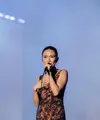 Niki Zefanya debut di Prambanan Jazz 2026 sebagai headliner Rukun Stage. Tampil 1 jam 30 menit dengan gaun abstrak Michelle Hebert dan brown makeup look. (@nikizefanya)