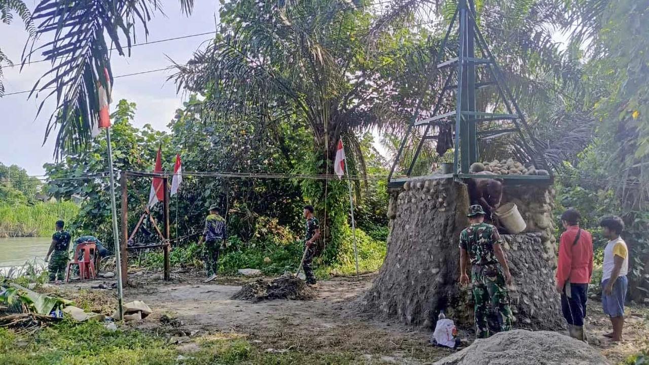 FOTO: Satgas Kodam I Bukit Barisan Bangun Jembatan Gantung Garuda