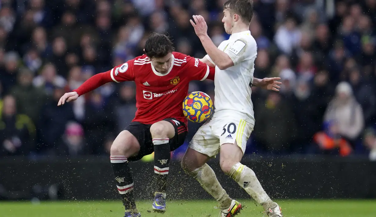 Bek Manchester United, Victor Lindelof berebut bola dengan pemain Leeds United, Joe Gelhardt pada pertandingan lanjutan Liga Inggris di Stadion Elland Road di Leeds, Inggris, Minggu (20/2/2022). MU menang atas Leeds United 4-2. (AP Photo/Jon Super)