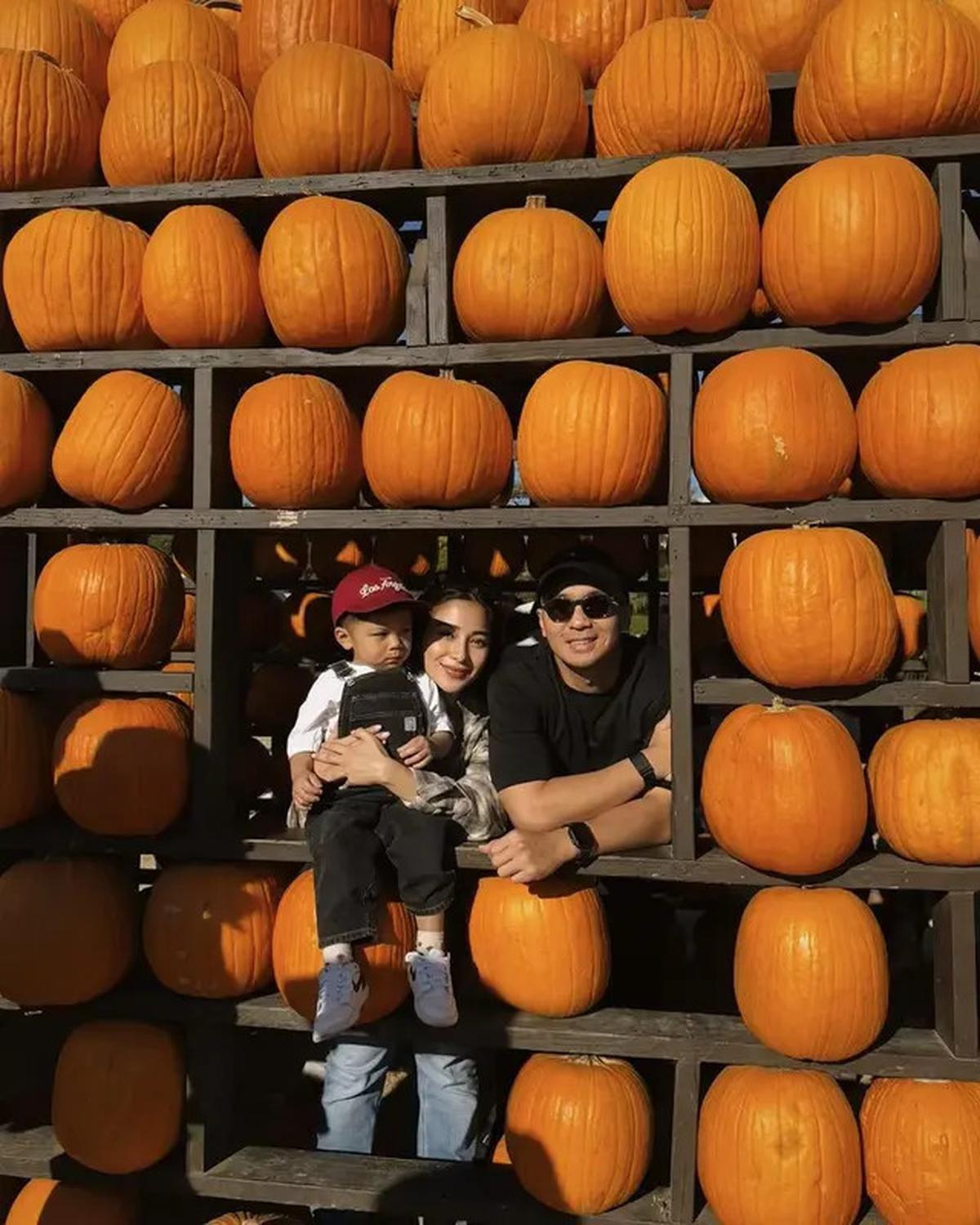 6 Potret Nikita Willy Ajak Baby Issa ke Ladang Labu Amerika, Panen Jelang Halloween