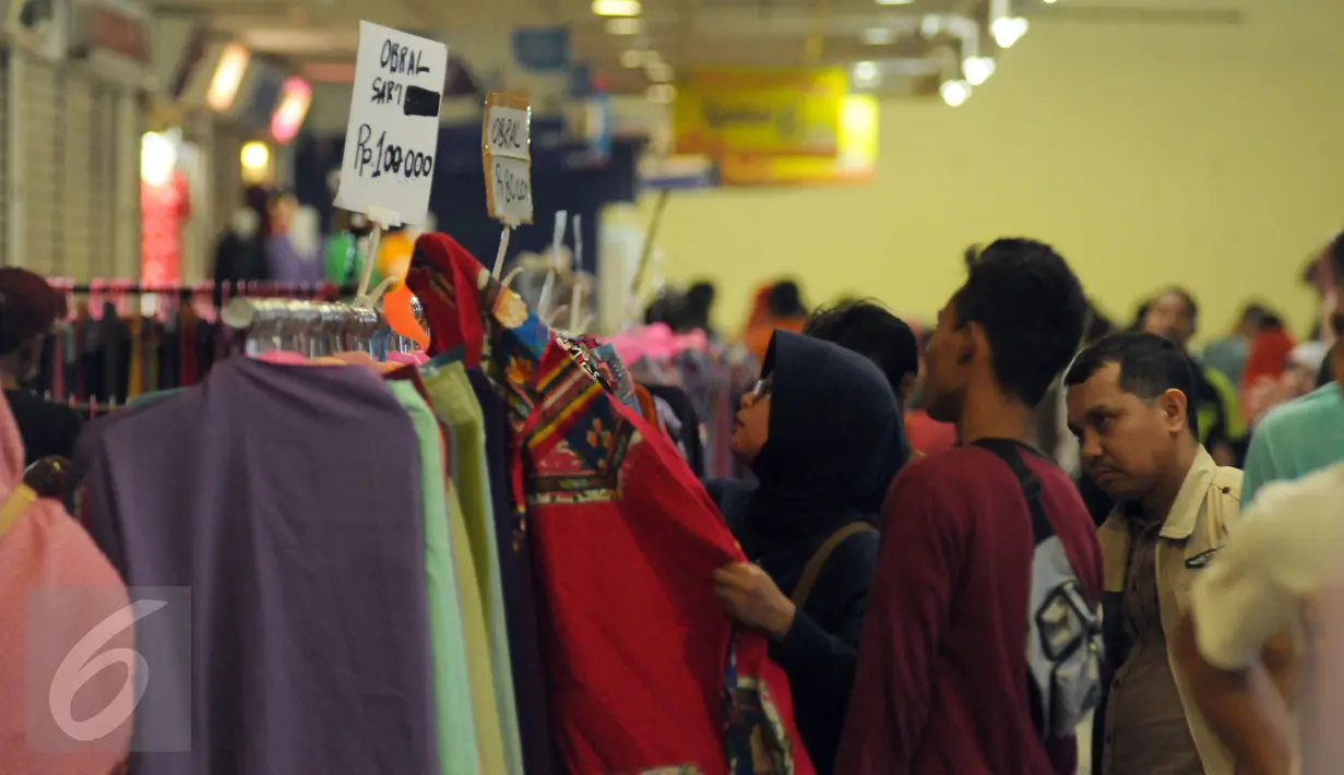 Calon pembeli memilih pakaian di Pusat Grosir Metro Tanah Abang Blok B, Jakarta, Selasa (5/7). Sehari jelang Idul Fitri 1437 H, aktivitas jual beli pakaian di Blok B Tanah Abang masih terlihat ramai. (Liputan6.com/Helmi Fithriansyah)
