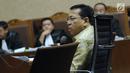 Terdakwa dugaan korupsi proyek e-KTP, Setya Novanto menyimak pertanyaan saat menjadi saksi pada sidang lanjutan di Pengadilan Tipikor, Jakarta, Kamis (22/3). Sidang mendengar kesaksian terdakwa. (Liputan6.com/Helmi Fithriansyah)