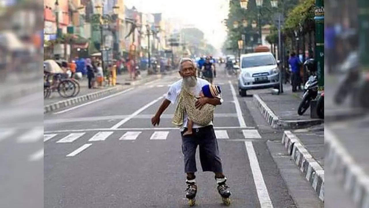 Mbah Pri Momong Cucu Pakai Sepatu Roda di Jalan Raya, Jadi Viral
