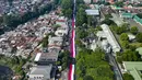Foto udara ini memperlihatkan sekitar 3.500 orang yang berpartisipasi dalam pawai membawa bendera Indonesia sepanjang 500 meter di Jalan Sudirman Bogor, Jawa Barat, Minggu,  9 Agustus 2026. (AFP/ Aditya Aji)