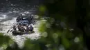 Tim Arung Jeram Rusia dan Kanada bersaing di Kejuaraan Dunia Arung Jeram 2015, Sukabumi, Jawa Barat, (7/12). Sebanyak 23 negara dari berbagai belahan benua mengikuti kejuaraan dunia ini. (REUTERS/Beawiharta)