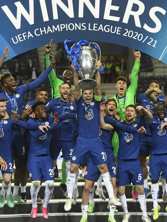 Kapten tim Chelsea Cesar Azpilicueta mengangkat trofi pada akhir pertandingan final Liga Champions melawan Manchester City di Stadion Dragao di Porto, Portugal, Minggu (30/5/2021).  Kemenangan ini membawa Chelsea meraih gelar Liga Champions kedua dalam sejarah klub. (Pierre Philippe Marcou / Pool vi