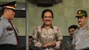 Menko Perekonomian Sofyan Djalil (tengah) usai Rapat Koordinasi dengan pimpinan KPK, di Gedung KPK, Jakarta, Kamis (19/3/2015).  Rapat Koordinasi tersebut untuk membahas perdagangan harga gula di Indonesia. (Liputan6.com/Herman Zakharia)