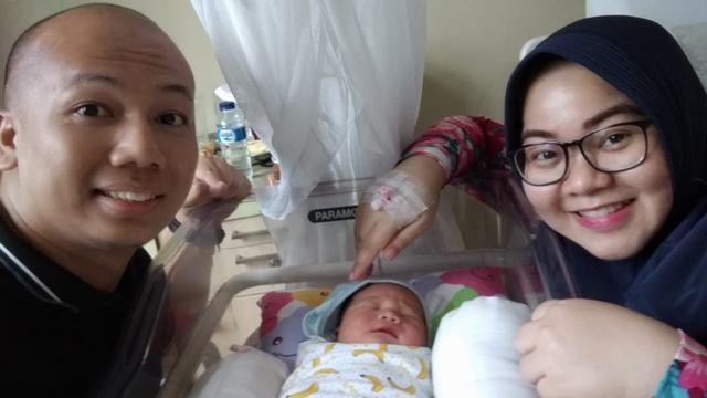 Editor kanal bola Liputan6.com, Windi Wicaksono bersama istri dan putrinya. (Istimewa)