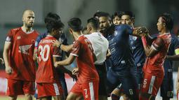Sejumlah pemain Arema FC tampak memprotes keputusan wasit saat melawan PSM Makassar pada laga BRI Liga 1 di Stadion Pakansari, Bogor, Minggu (5/9/2021). Kedua tim bermain imbang 1-1. (Foto: Bola.com/M Iqbal Ichsan)