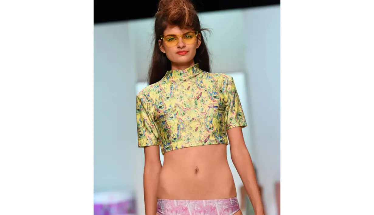 Seorang model memeragakan baju rancangan Hayley Elsaesser yang seksi di Australia Fashion Week 2014, Sydney (9/4/2014)  (AFP Photo/William west).
