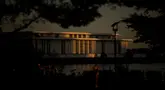Tampak bagian luar John F. Kennedy Center for the Performing Arts di Washington, Amerika Serikat. Dewan Kennedy Center memutuskan untuk segera menutup gedung utama guna menjalani renovasi selama dua tahun. (Andrew Harnik/Getty Images/AFP)