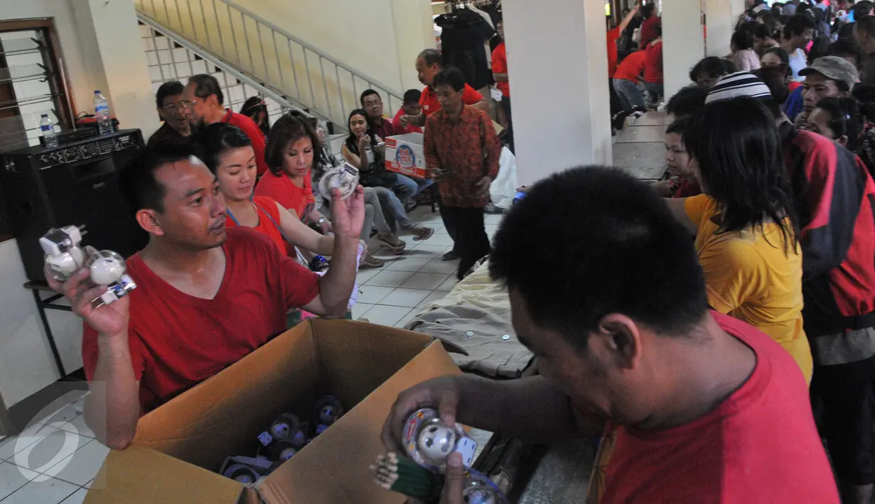 Panitia menawarkan beragam barang dengan harga yang sangat murah kepada warga, Jakarta, Minggu (21/6/2015). Warga terlihat  antusias membeli pakaian di pasar murah tersebut. (Liputan6.com/Herman Zakharia)