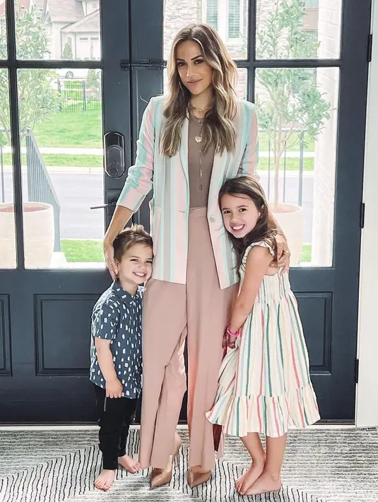 Jana Kramer bergaya serasi dengan sang putri yang memakai outfit stripes di hari Minggu Paskah 2022 (Foto: Instagram @janakramar)