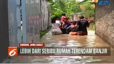 Akibat minimnya ketersediaan perahu karet untuk mengevakuasi korban banjir, warga membawa anak-anak dan lansia dengan cara manual, yakni menggunakan becak.