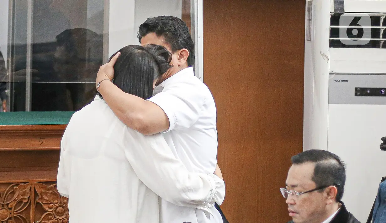 Terdakwa kasus pembunuhan Brigadir Nopriansyah Yosua Hutabarat atau Brigadir J, Ferdy Sambo memeluk istrinya yang juga terdakwa dalam kasus tersebut Putri Candrawathi saat akan menjalani sidang lanjutan di Pengadilan Negeri Jakarta Selatan, Selasa (8/11/2022).  Ferdy Sambo dan Putri Candrawathi kembali menjalani sidang secara berbarengan pada hari ini. (Liputan6.com/Faizal Fanani)