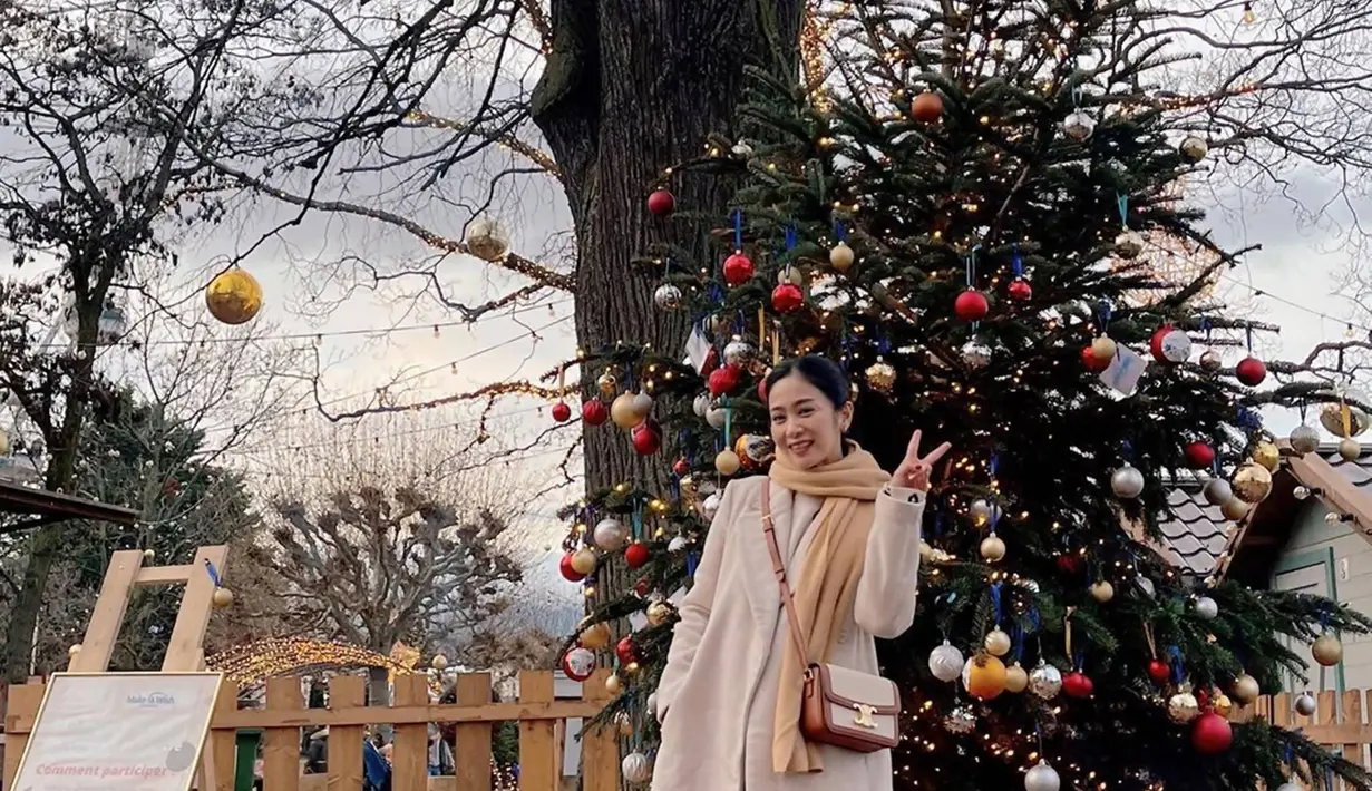 Menikmati indahnya liburan Natal, ia pun mengucapkan syukur dimana bisa merayakannya bersama keluarga sambil liburan. Apalagi dengan memilih liburan ke Swiss yang merupakan negara empat musim, ia pun bisa bermain dengan salji di Mont Blanc.(Liputan6.com/IG/@bungazainal05)