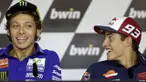 Duel ketat Valentino Rossi dengan Marc Marquez hingga pebalap tim Honda dari Spanyol itu terjatuh di sirkuit Sliverstone, GP Inggris.