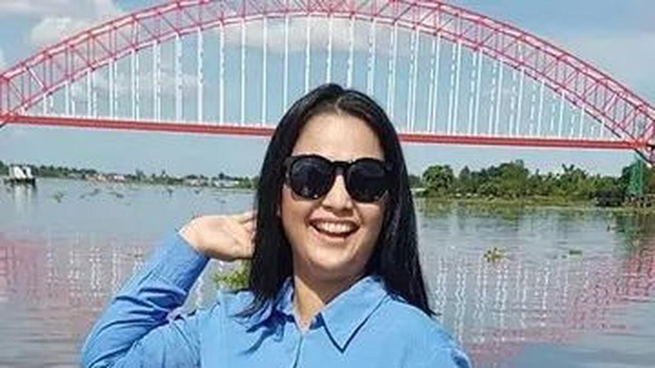 Penampilan cerah Dewi Sri Astuti dengan gaya sederhana selalu menjadi sorotan netizen, memperlihatkan daya tariknya yang menawan.