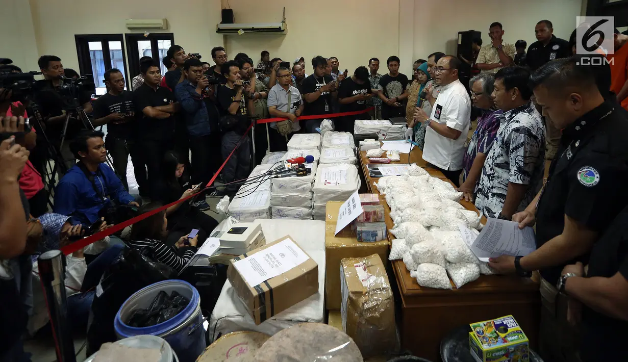 Direktorat Tindak Pidana Narkoba Bareskrim Polri menunjukkan barang bukti ribuan butir obat-obatan berbahaya saat pengungkapan kasus produksi ilegal obat Somadril (PCC), di Dir IV Bareskrim Polri, Jakarta, Jumat (22/9). (Liputan6.com/JohanTallo)