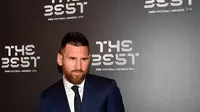 Bintang Barcelona, Lionel Messi, saat menerima penghargaan pemain terbaik FIFA 2019 di Milan, Senin (23/9). Lionel Messi mengalahkan kandidat lainya yaitu Cristiano Ronaldo dan Virgil Van Dijk. (AFP/Tiziana Fabi)