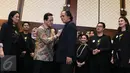 Ketua Badan Ekonomi Kreatif, Triawan Munaf menyematkan pin ke Wakil Ketua Umum Parfi 56 Ray Sahetapy pada acara pengukuhan dan pelantikan pengurus besar PARFI 56 (Persatuan Artis Film Indonesia) di Jakarta, Senin (24/10). (Liputan6.com/Herman Zakharia)