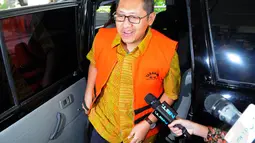 Menggunakan batik kuning dilengkapi rompi tahanan, mantan Ketum Partai Demokrat ini tiba di Gedung KPK pukul 14.50 WIB, Rabu (7/5/14). (Liputan6.com/Faisal R Syam)