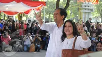 Jokowi dan istrinya menunjukkan jari yang telah dicelupkan ke tinta pemilu di TPS 27 Menteng, Jakarta Pusat (9/4/2014) (Liputan6.com/Herman Zakharia)