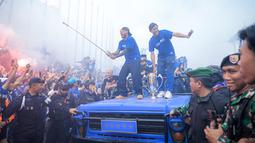 Pemain Persib Bandung, Saddil Ramdani (kiri) dan Adam Alis berada diatas mobil dalam pawai juara BRI Super League musim ini di Kota Bandung, Minggu (24/05/2026) pagi WIB. (Bagaskara Lazuardi/Bola.com)