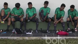 Para pemain Timnas Indonesia U-19 bersiap-siap memakai sepatu saat akan memulai latihan. Training Center tahap pertama yang diikuti 35 pemain ini akan berlangsung hingga 6 April mendatang. (Bola.com/Vitalis Yogi Trisna)