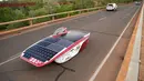 Mobil tenaga surya yang berasal dari AS yang bernama Sundae melaju diantara Darwin dan Katherine saat mengikuti balapan di hari pertama di Australia (8/10). (AFP Photo/World Solar Challenge 2017/Mark Kolbe)