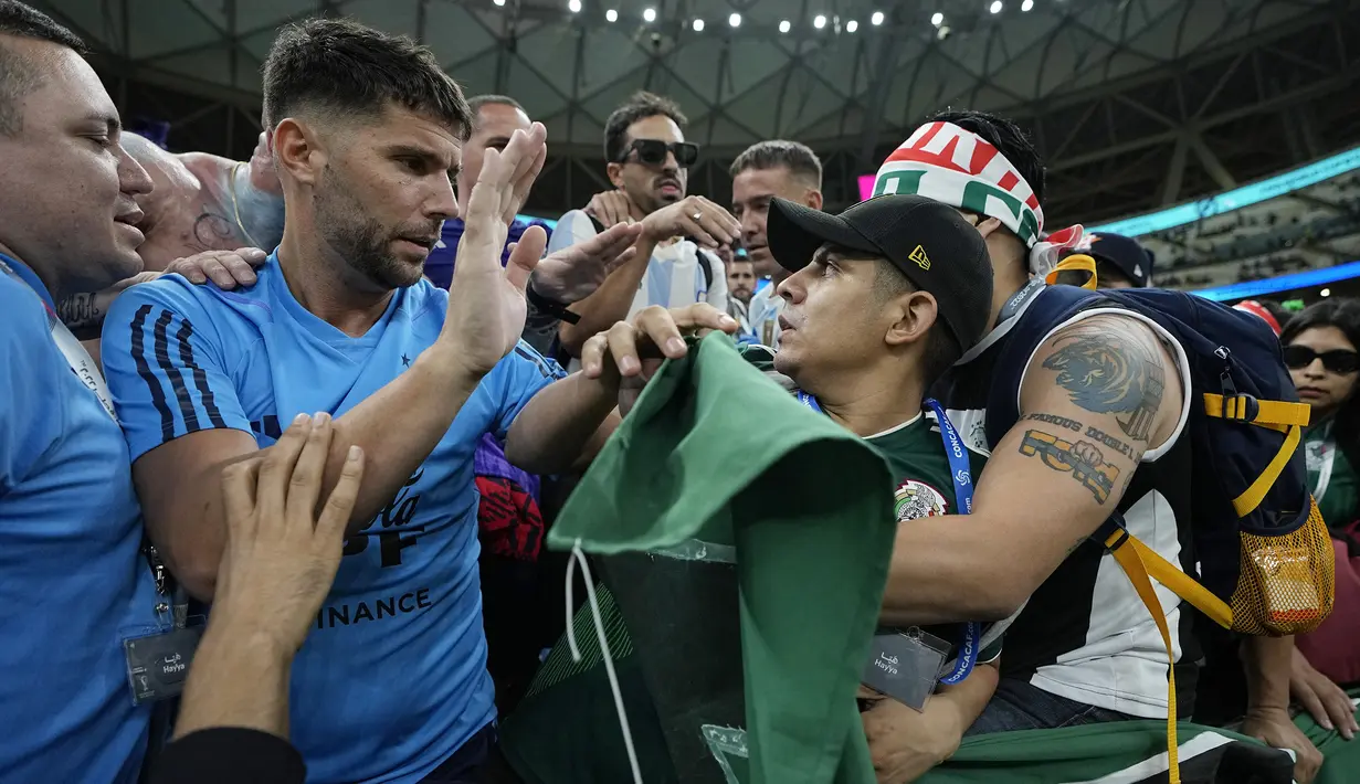 Rivalitas yang bukan hanya di lapangan bagi Argentina dan Meksiko, namun juga dibangku penonton. (AP Photo/Ariel Schalit)