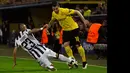 Gelandang Dortmund, Henrikh Mkhitaryan (kanan) berusaha melewati pemain Juventus Arturo Vidal pada leg kedua 16 besar Liga Champions di Stadion Signal Iduna Park, German (18/3/15). Juventus menang 3-0 atas Borussia Dortmund. (Reuters/Ina Fassbender)