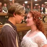Jack sudah meninggal saat kapal tenggelam dan hantunya lah yang menemukan pintu untuk menyelamatkan Rose. Teori tersebut hadir ketika Jake berkata Rose takkan meninggal saat ini. (Paramount Pictures)
